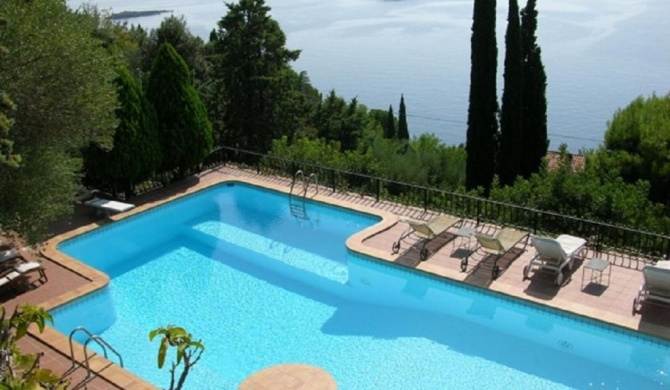 Santa Caterina Villa Sleeps 13 Pool WiFi