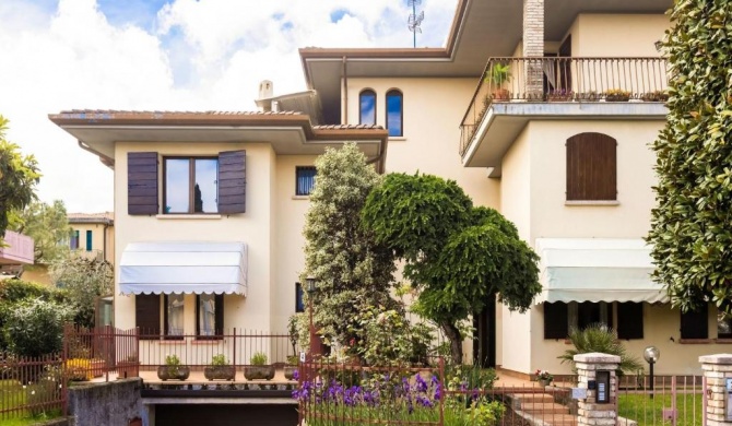 Cloistered Apartment in Sirmione near Lake