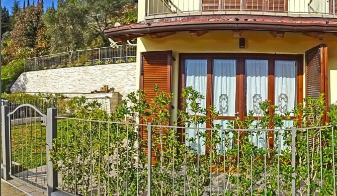 La Quiete17 fenced garden apartment by Gardadomusmea