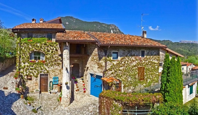 Rustico Colonna House by Gardadomusmea