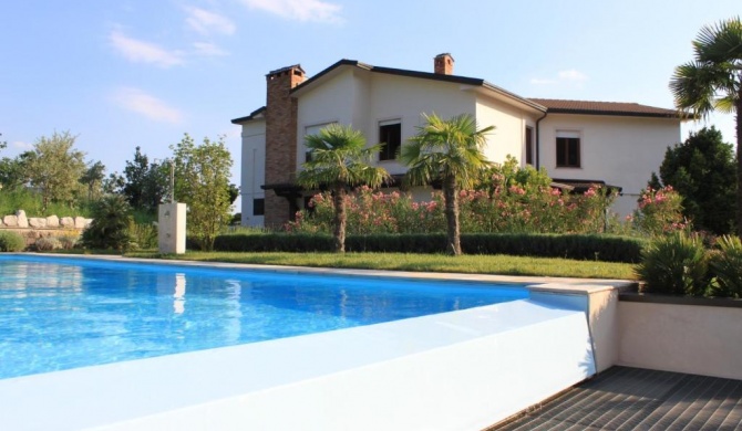 Villa Josè Swimming pool and Garden by Gardadomusmea
