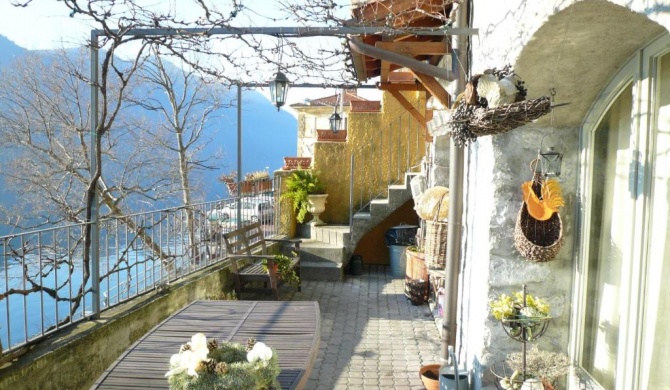 2 Lake view apartments near Lugano