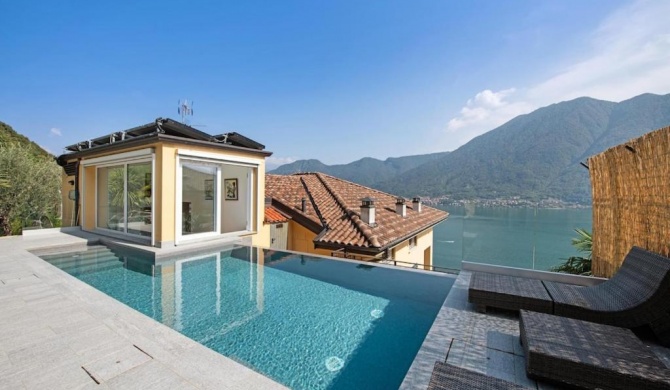 Lago di Como Penthouse with fantastic panoramic lake view, hammam, gym, private swimming pool and garden