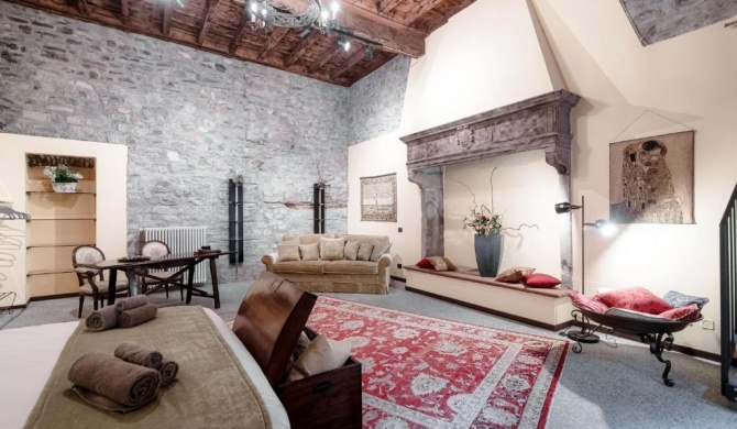 Historical Suites in The Heart of Como Old Town - By House Of Travelers