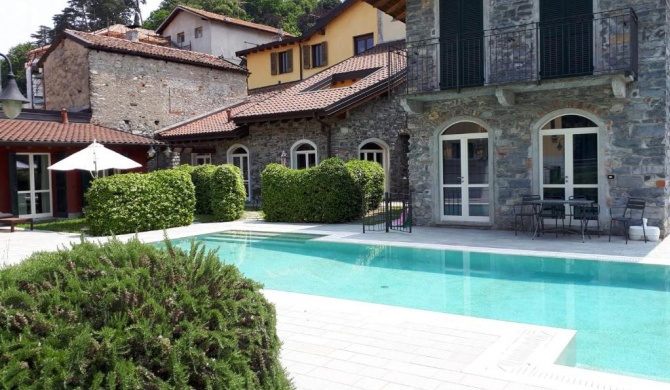 BELLAGIO DREAMS APT, pool, with private garden, near lake