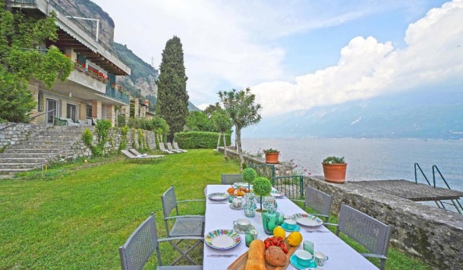 Villa Cappelletta, entire villa directly lake front with private dock sleeps 12