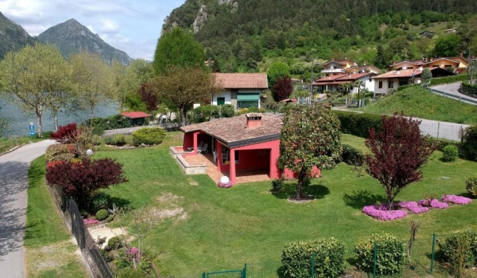 Idyllic cottage right next to the beautiful Lake Idro, with spacious garden
