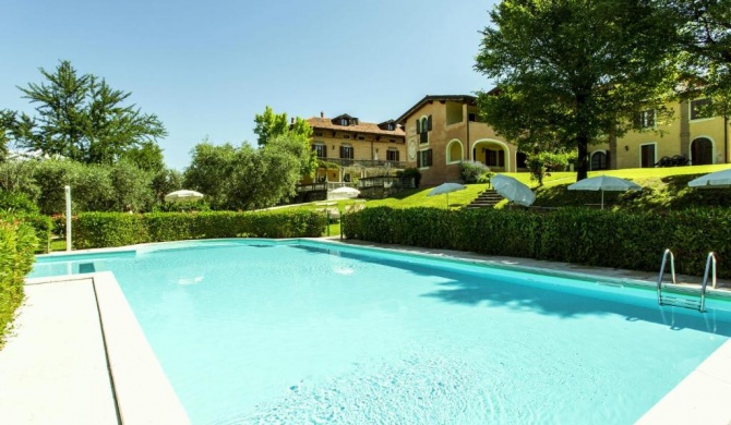 Cozy Holiday Home In Manerba del Garda With Swimming pool