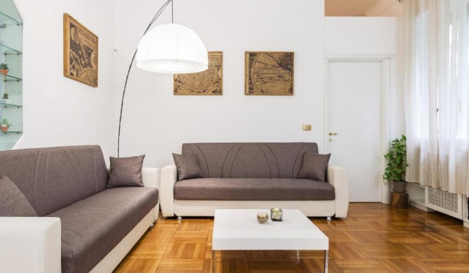 Exclusive 4 bedrooms apartment in Milan center