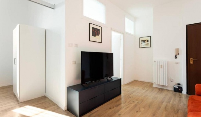 Spacious flat close to Fondazione Prada & Metro