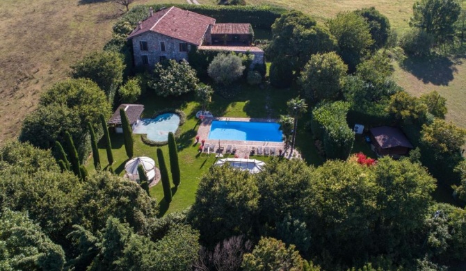 Villa Ambrogia: large country manor with private pool next to golf course