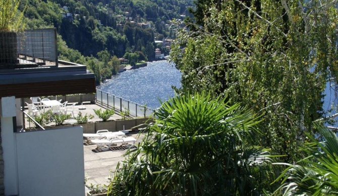 Holiday home with balcony for 2 4 people by lake Como near Pognana Lario