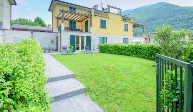Apartment on shore of Lake Lugano with garden and then beautiful park with Lido